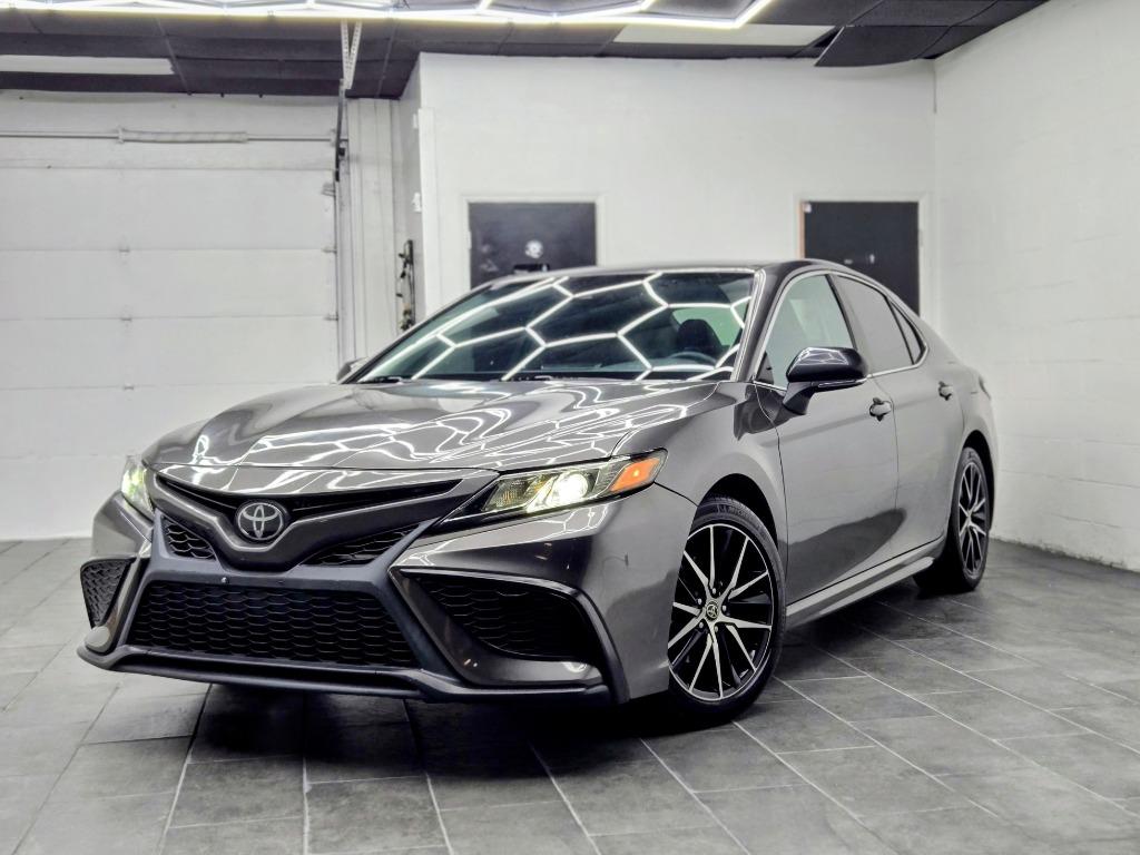 2022 Toyota Camry SE's photo
